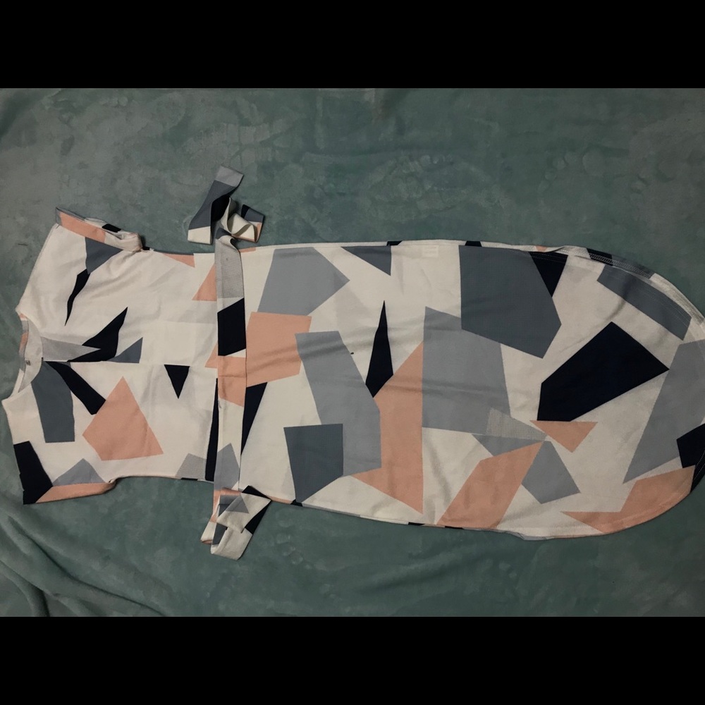 Women’s chin length fitted dress with tie